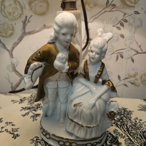 Vintage Porcelain Colonial Figurine Lamp